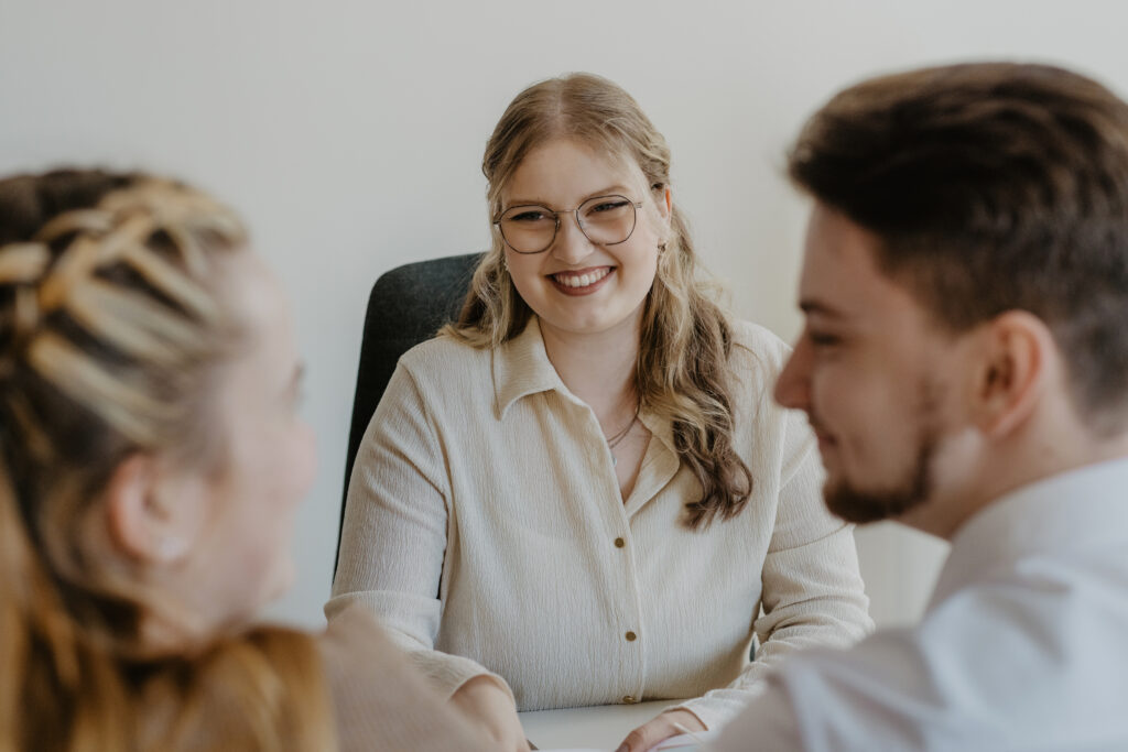 Businessbild mit Brautpaar im Beratungsgespräch