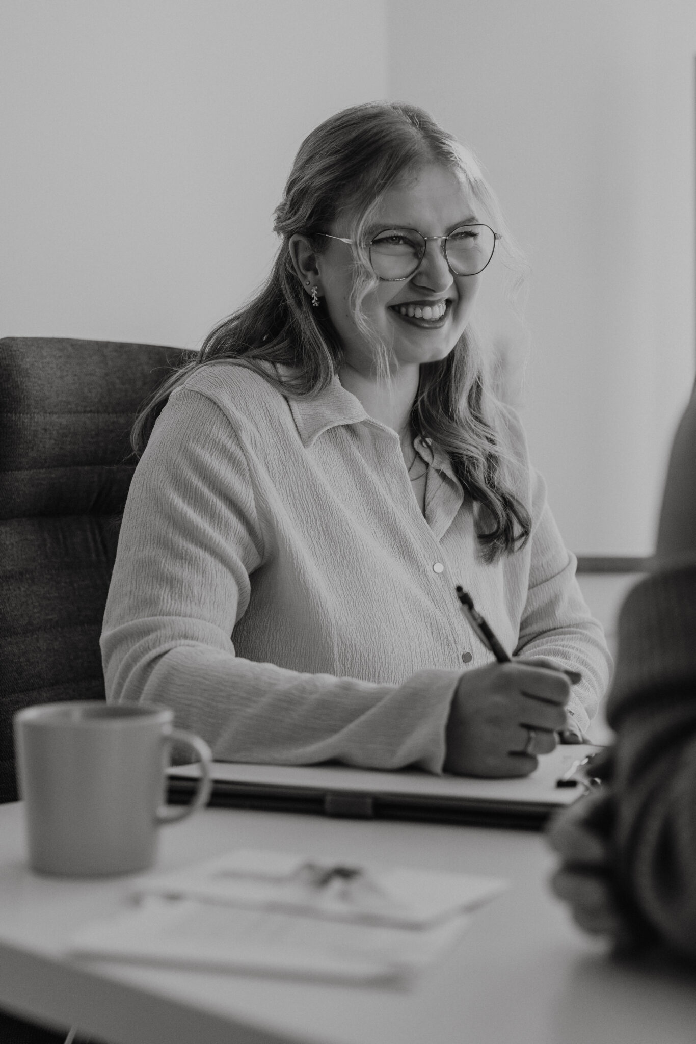 Businessbild im Beratungsgespräch am Schreibtisch