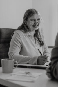 Businessbild im Beratungsgespräch am Schreibtisch