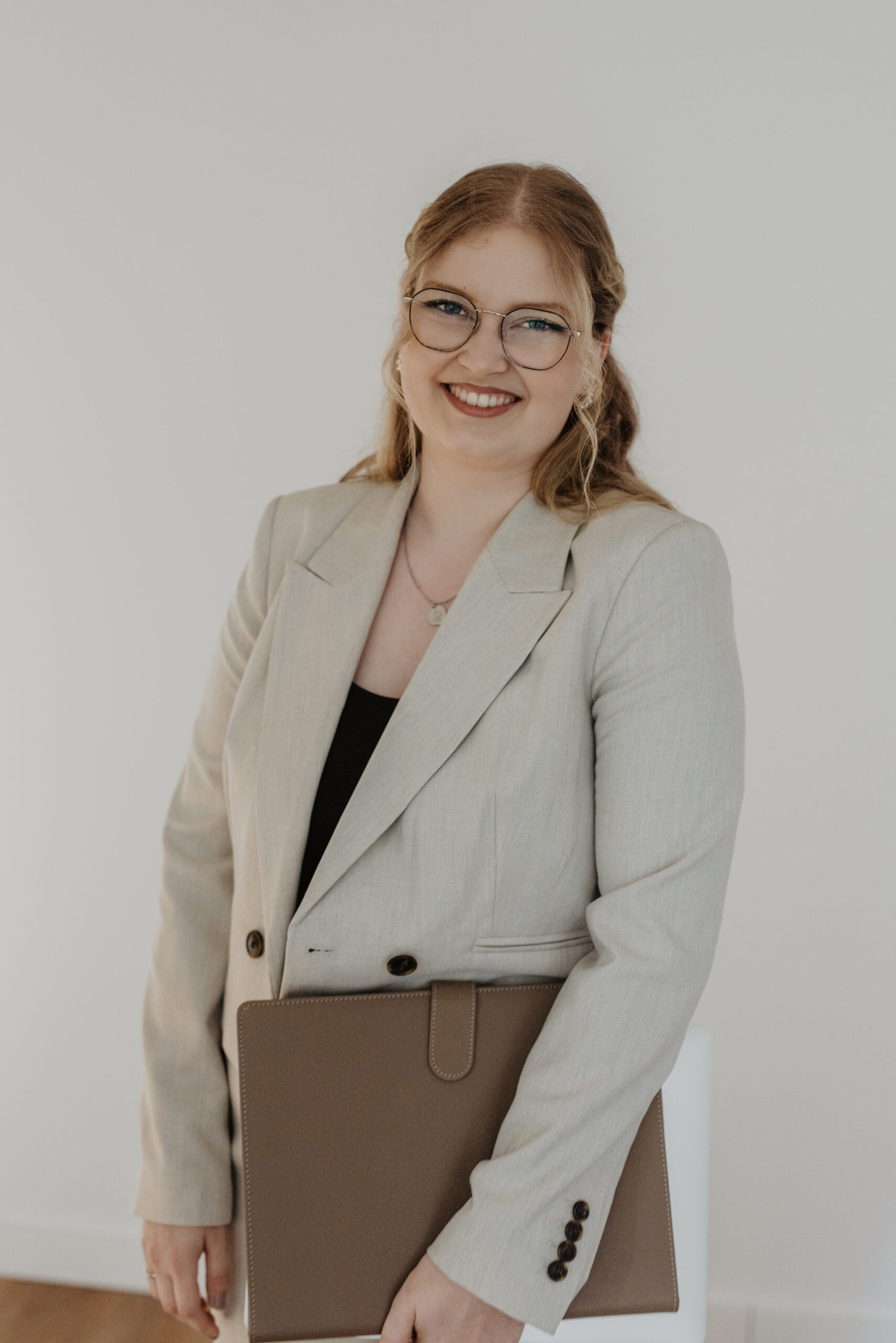 Businessbild mit Aktentasche und Laptop