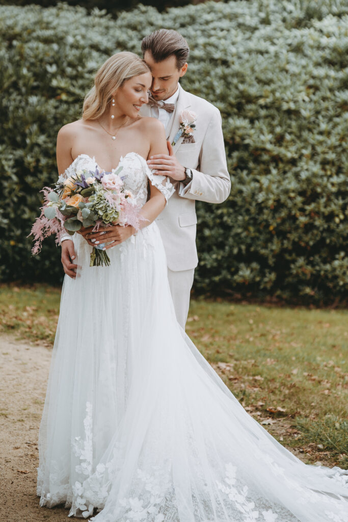 Brautpaar aneinander geschmiegt posierend