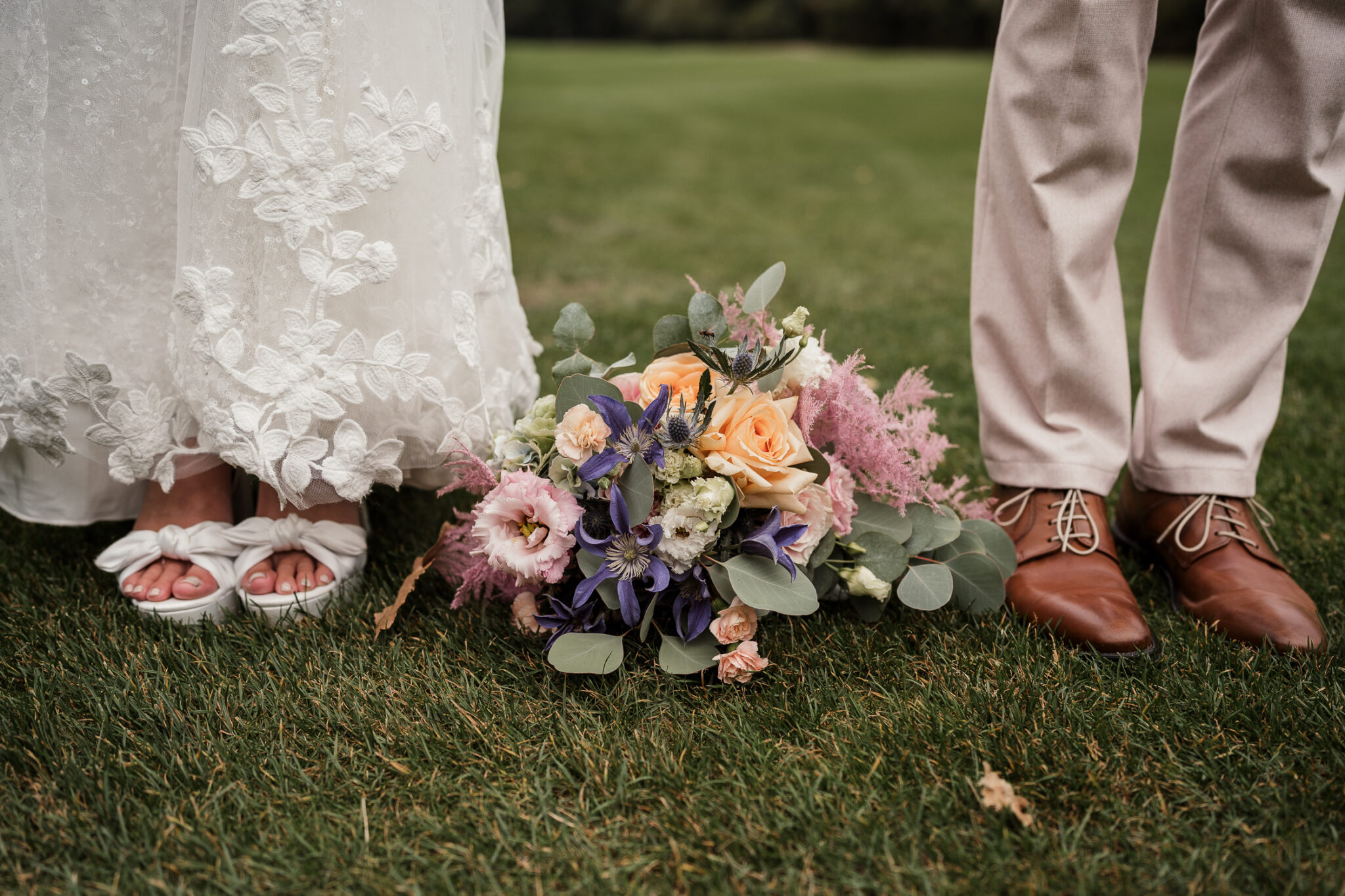 Detailaufnahme Brautstrauß sowie Schuhe des Brautpaars