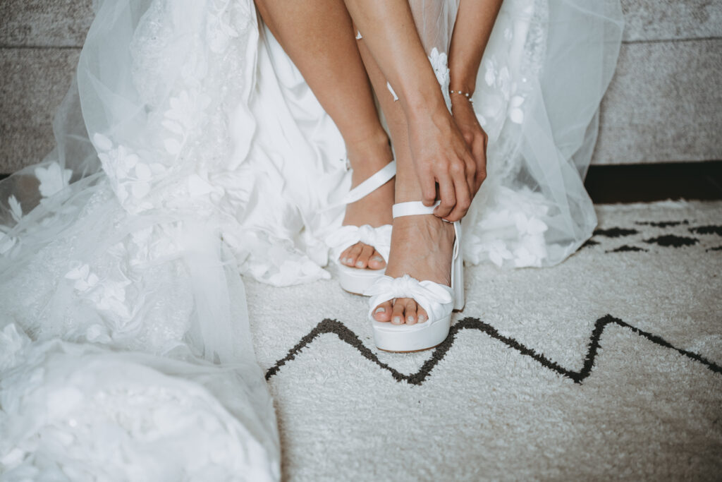 Braut zieht ihre Schuhe an
