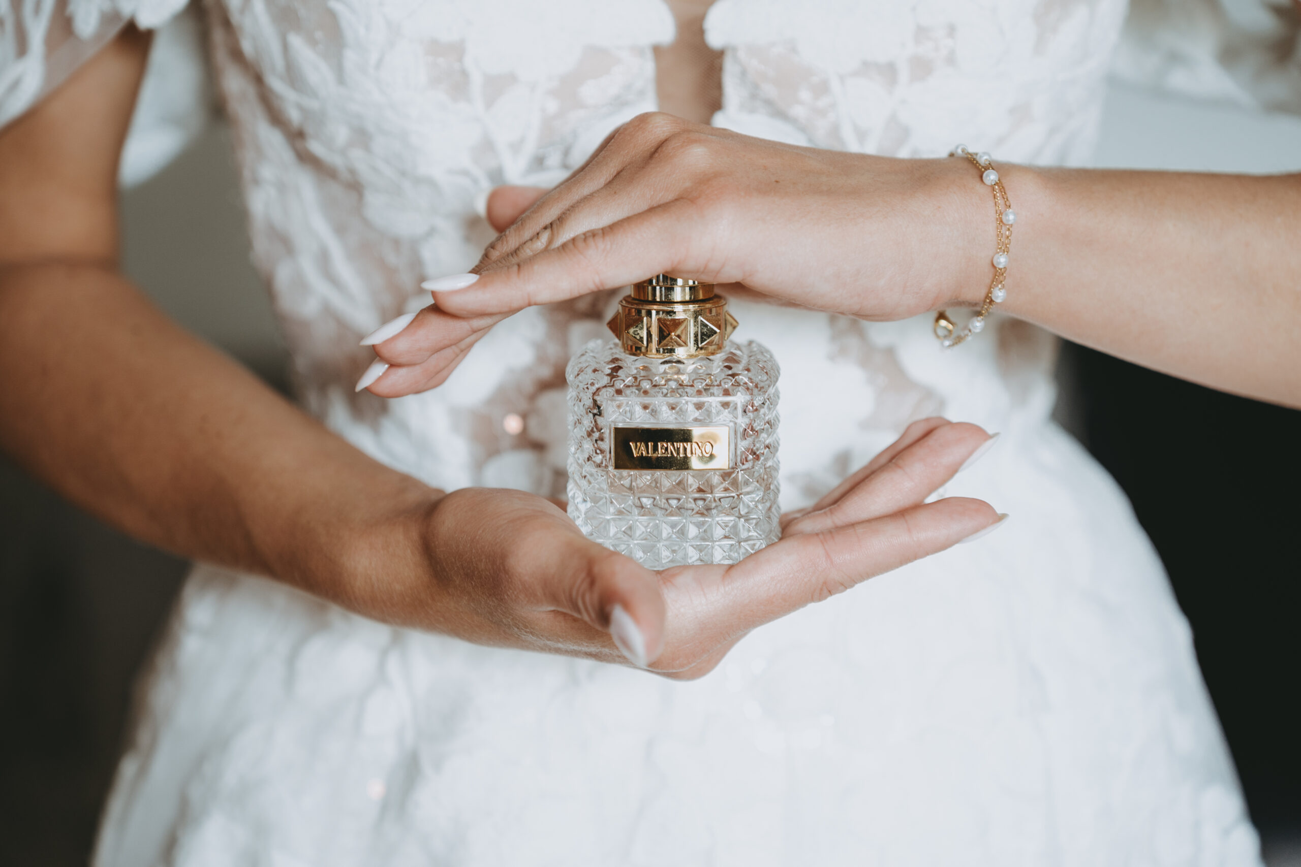 Scent Memory - Braut hält Flacon